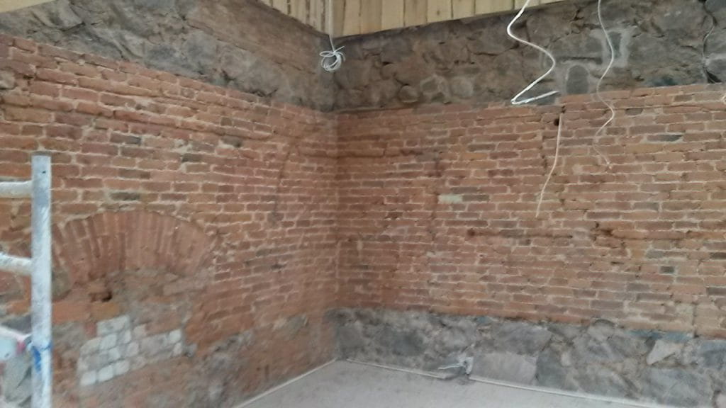 soodapritsiga puhastatud kivisein