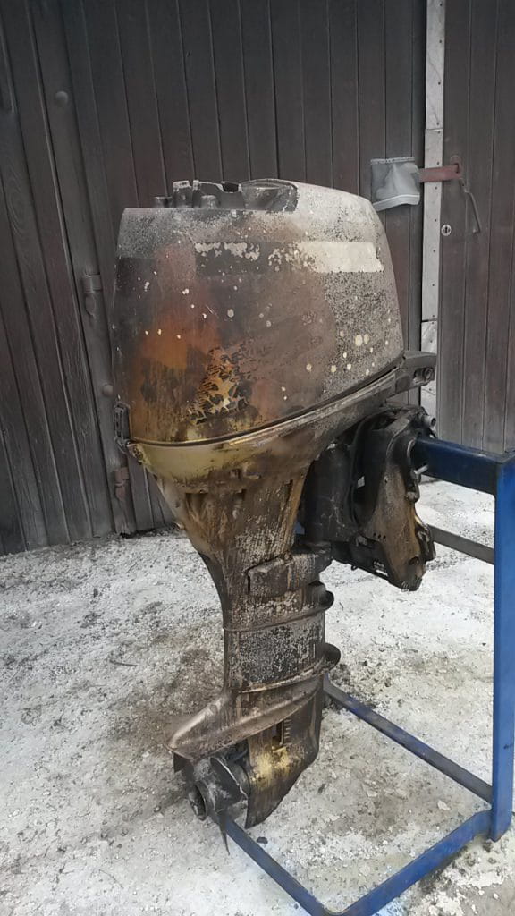 määrdunud paadimootor