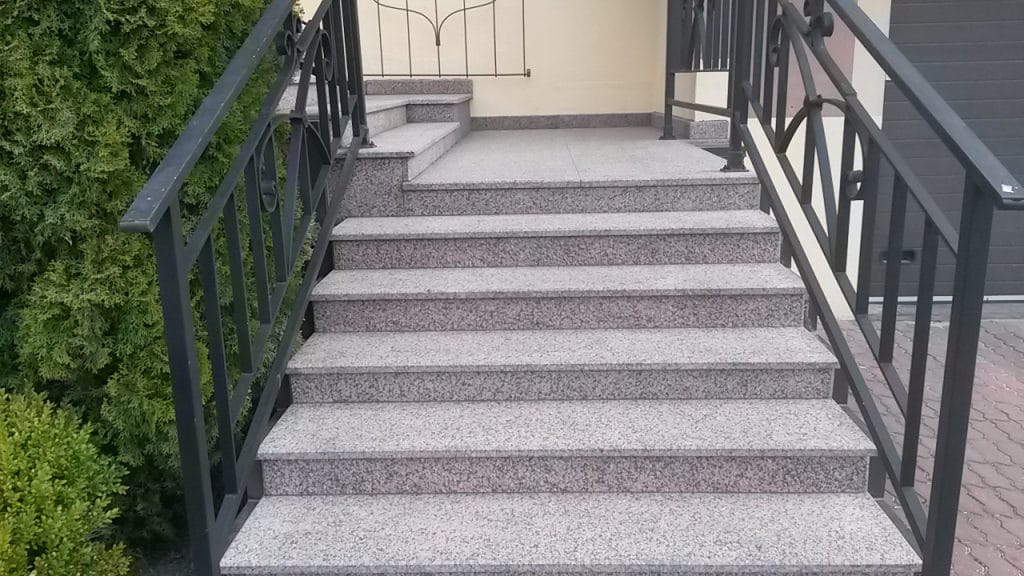 soodapritsiga puhastatud trepp