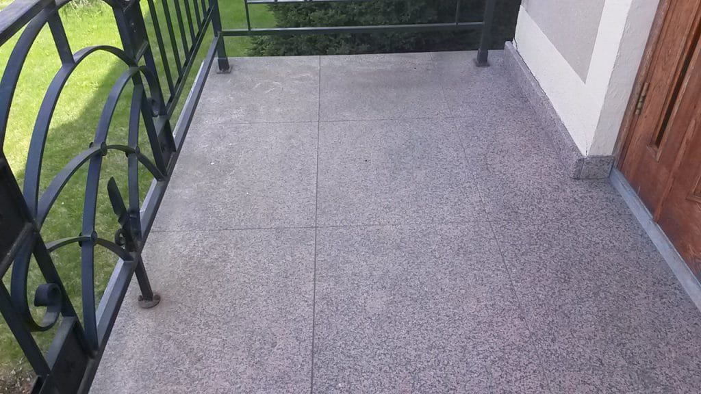 määrdunud graniittrepp enne puhastamist