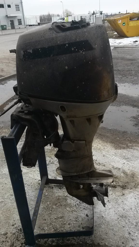 tööd vajav määrdunud paadimootor