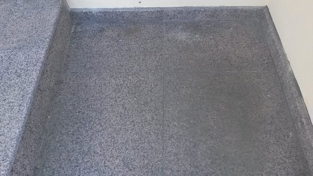 määrdunud graniittrepp