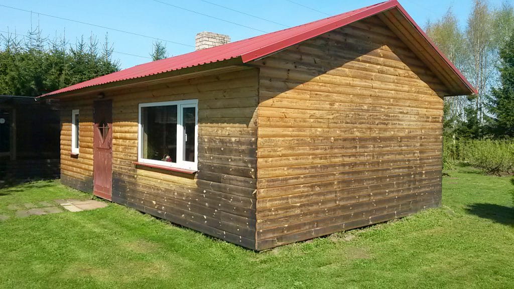 tööd ootav palkmajasein