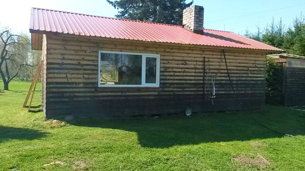 määrdunud puhastust vajav palkmaja