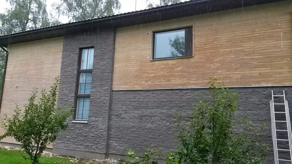 värvist puhastatud väline majasein