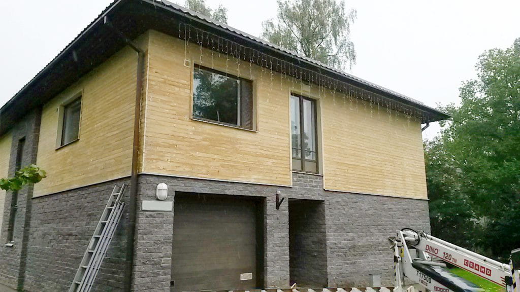 soodapritsiga puhastatud väline majasein