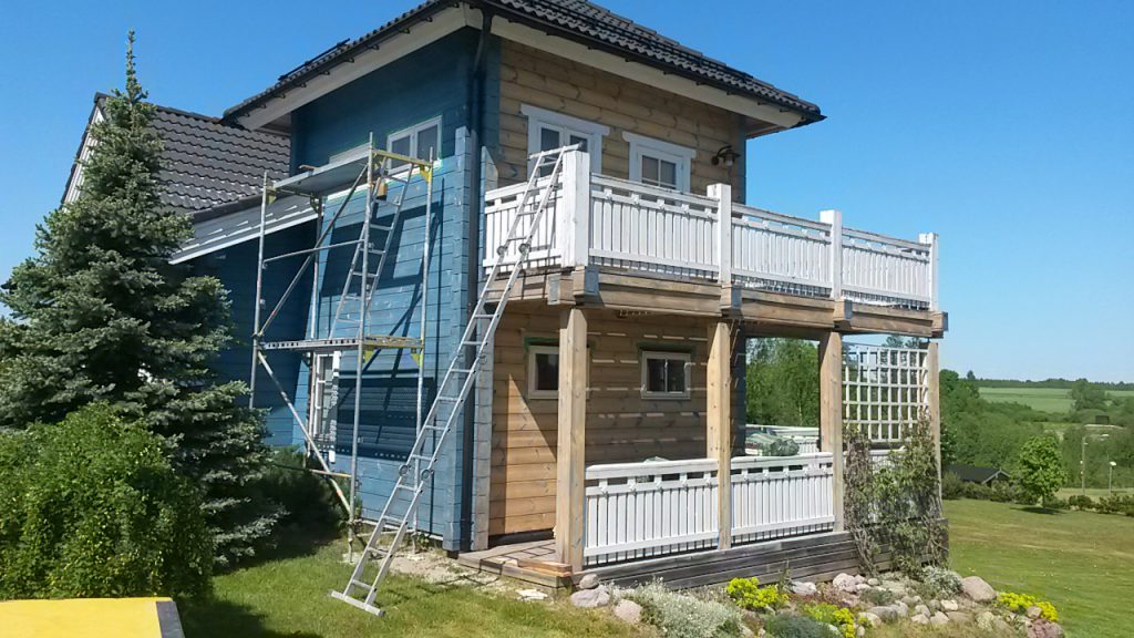 poolenisti puhastatud palkmaja