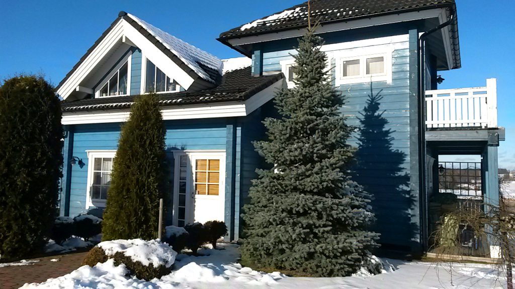 vana värviga puitmaja