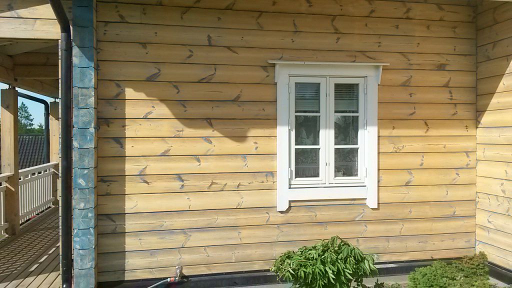 puhastatud valga akna ümbrus