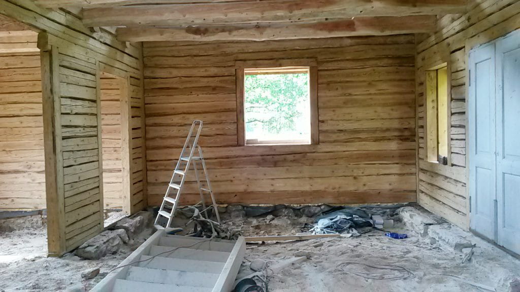 puhastatud akna ümbrus